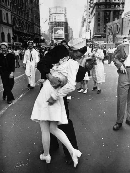 Amor en tiempos de guerra. fotografía de soldado y enfermera que se besan en el time square de nueva york