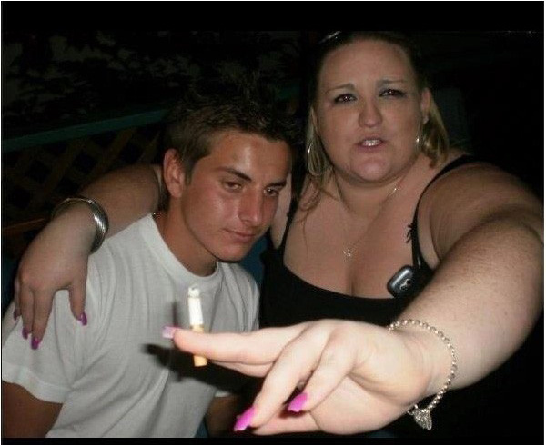 Mujer gorda con cigarro y joven borracho