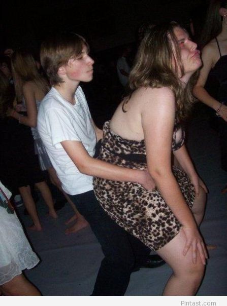 Niño bailando con mujer grande