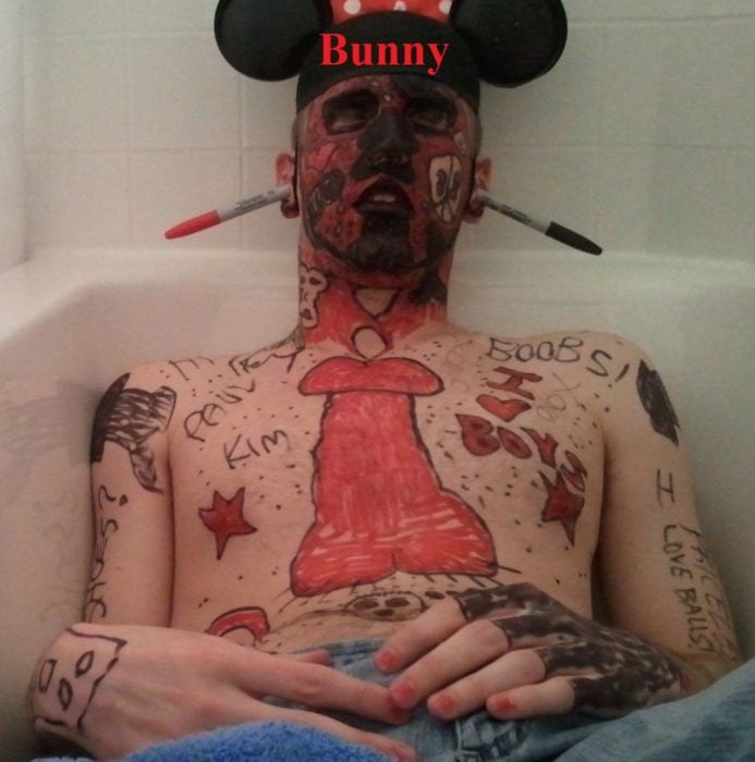 Hombre pintado de Mickey Mouse borracho