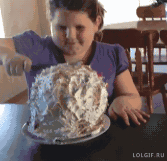 niña intentando partir su pastel