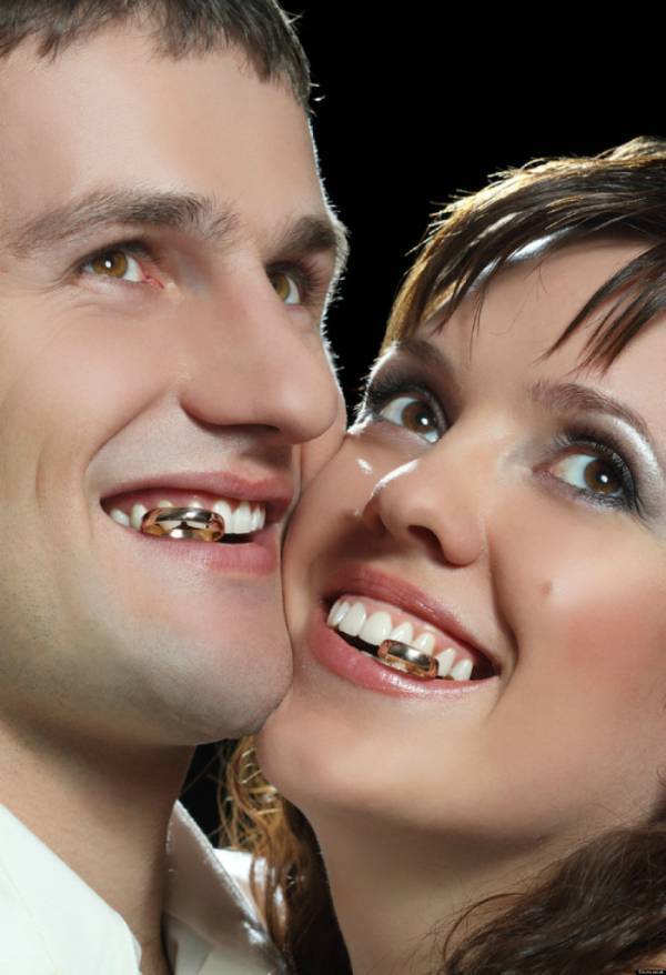 Novios con anillo en dientes