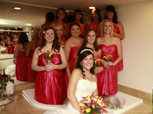 Novias posando dentro de tina de baño