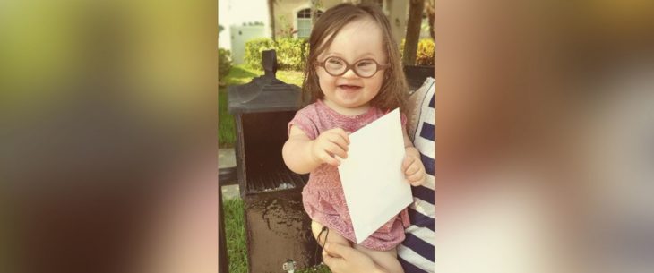 NIÑA CON LOS LENTES PUESTOS