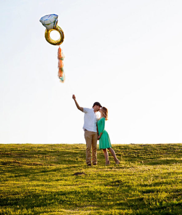 hombre tierno con un globo de anillo de compromiso