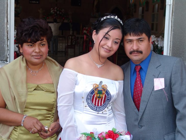 Quinceañeara con vestido de Chivas