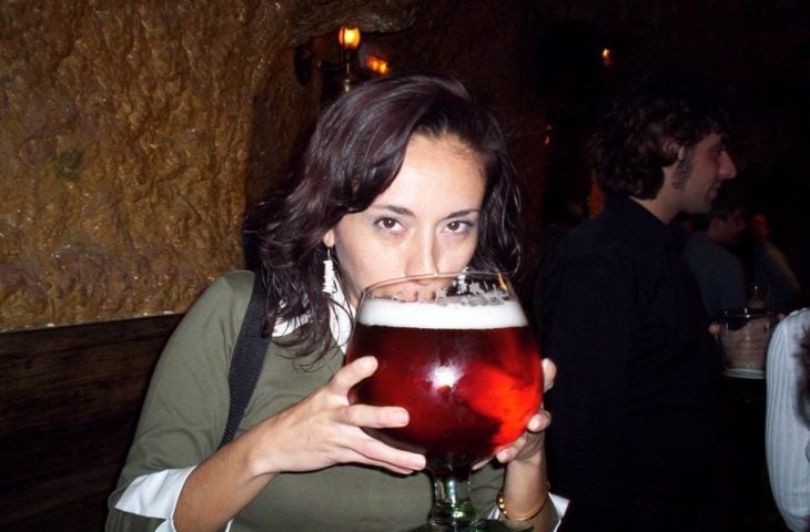 Mujer tomando de copa grande