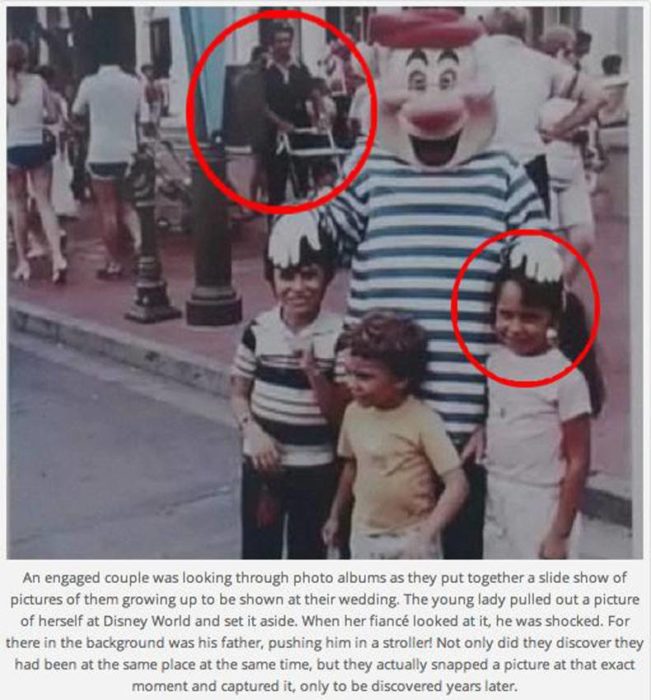 Fotopareja de esposos en mismo lugar pero diferente posición en Disney