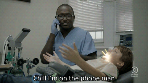 Dentista hablando con paciente