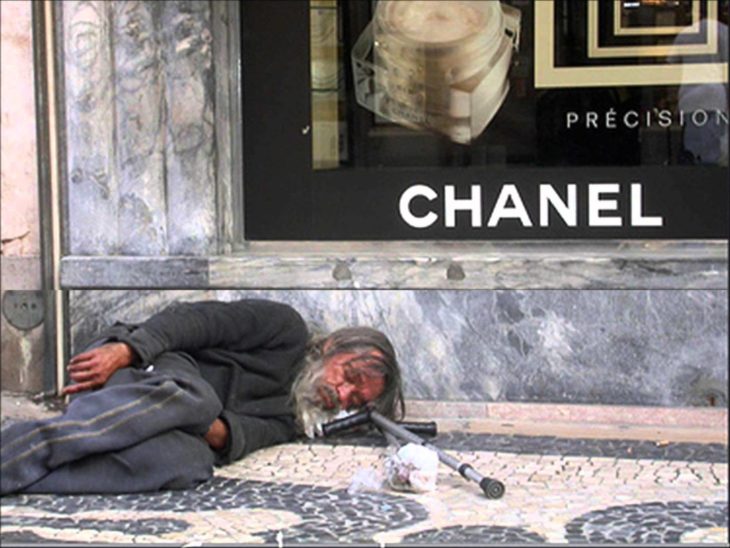 BRASILEÑO DORMIDO AFUERA DE UN APARADOR DE cHANEL