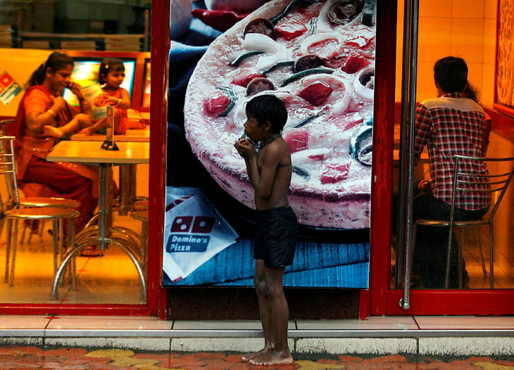 NIÑO DE LA CALLE VIENDO COMER RICO A OTROS