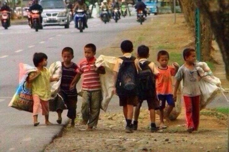 niños yendo a la escuela