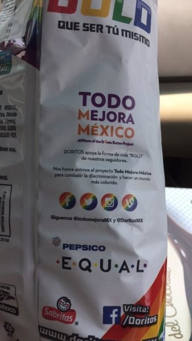 Bolsa de Doritos rainbow donde dice que se unen al proyecto Todo Mejora México