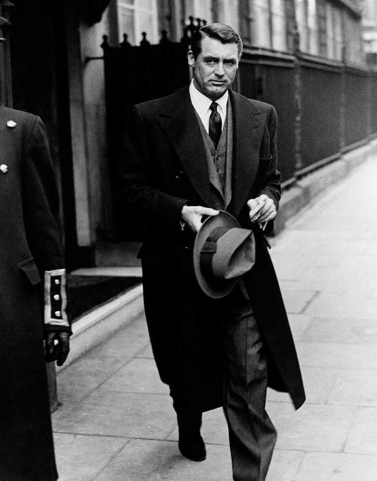 CARY GRANT SALIENDO DE EDIFICIO