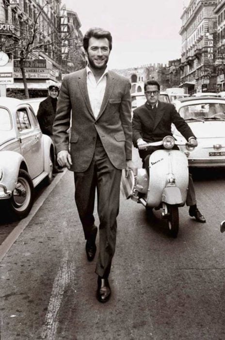 CLINT EASTWOOD CAMINANDO POR LA CALLE