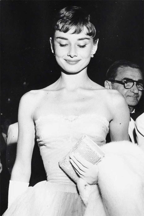 AUDREY HEPBURN EN VESTIDO BLANCO