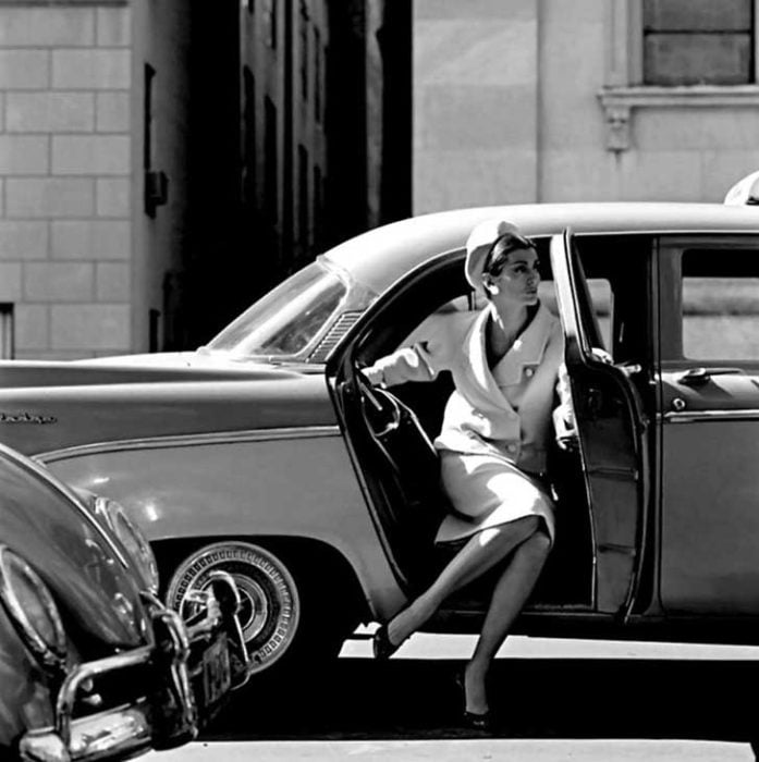 MODELO SALIENDO DE AUTOMÓVIL EN NY CIRCA 1958