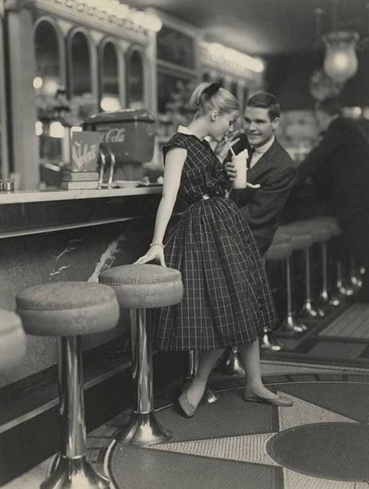 PAREJA EN UNA CITA, CIRCA 1950