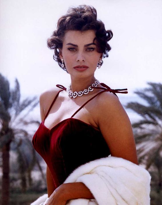 RETRATO DE SOPHIA LOREN JOVEN EN VESTIDO ROJO