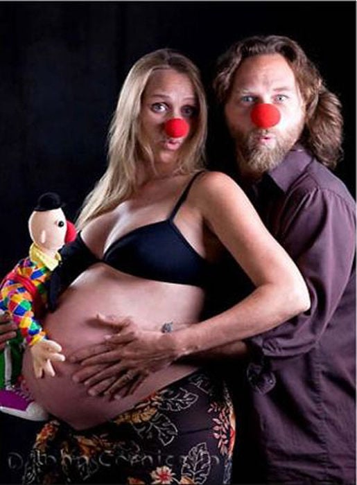 Embarazada con esposo y nariz roja 
