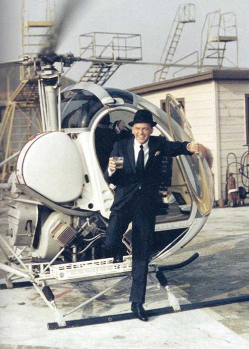 FRANK SINATRA BAJANDO DE UN HELICÓPTERO