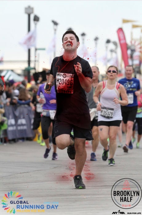 Maratonista corriendo sin tapón en la nariz pero lleno de sangre