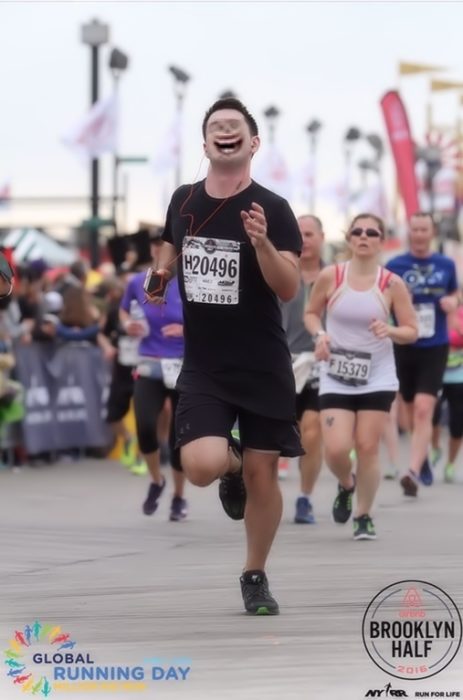 Maratonista con tapón en la nariz con una cara sonriente tétrica