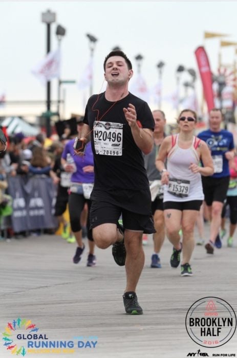 Maratonista corriendo con la boca volteada haciendo una sonrisa