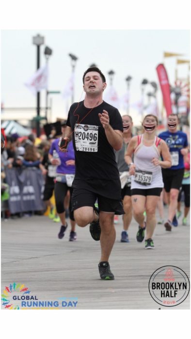 Maratonistas corriendo con una cara sonriente tétrica detrás del corredor con un tapón en la nariz