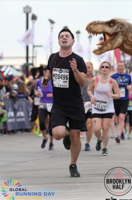 Maratonista huyendo de un dinosaurio en plena carrera