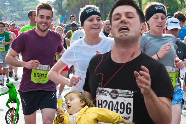 Maratonista con tapón en la nariz corriendo en el mismo maratón que el hombre extremadamente fotogénico, una rana y una niña 