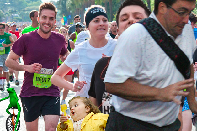 Maratonista con tapón en la nariz y un hombre atravesándose en la foto, el hombre fotogénico del otro maratón, una rana y una niña que parece está siendo atropellada por los maratonistas