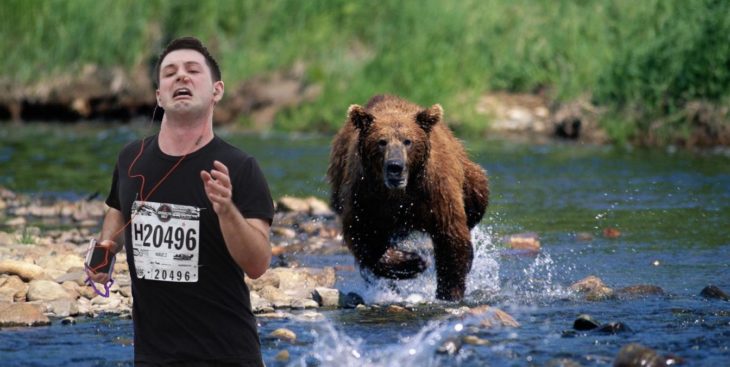 Maratonista con tapón en la nariz corriendo de un oso hambriento