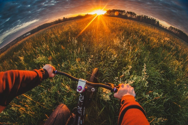 Ciclista disfrutando de bello paisaje