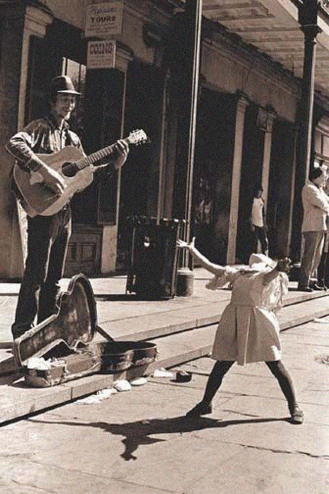 Niña disfrutando de canción 