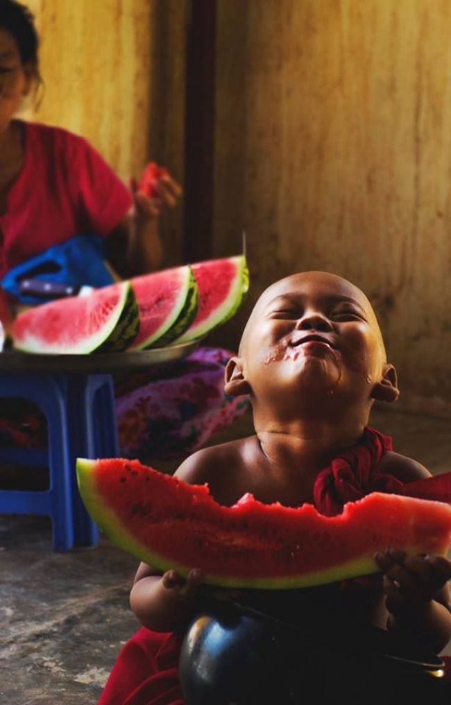 Niño probando sandia 