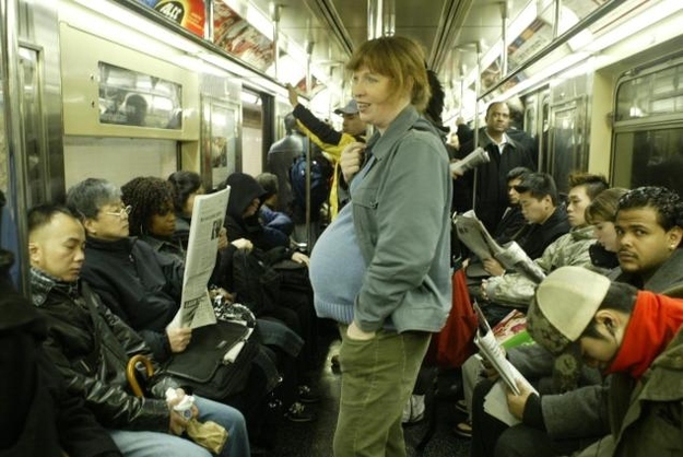 mujer embarazada a la que a nadie le da el asiento en el metro