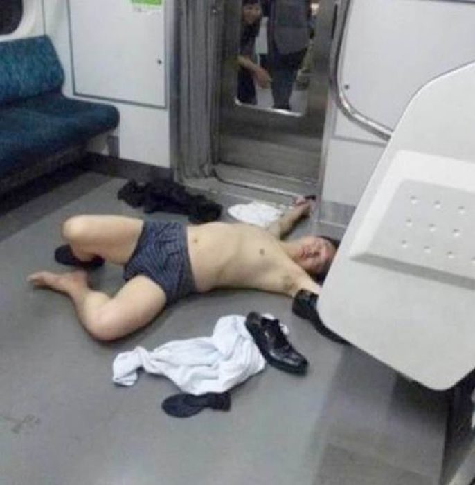 hombre borracho enel metro se desnuda