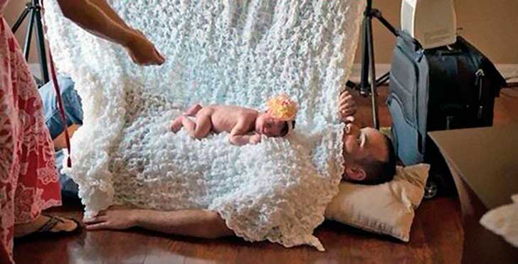 Papá escondido en la sesión de fotos de su recién nacida