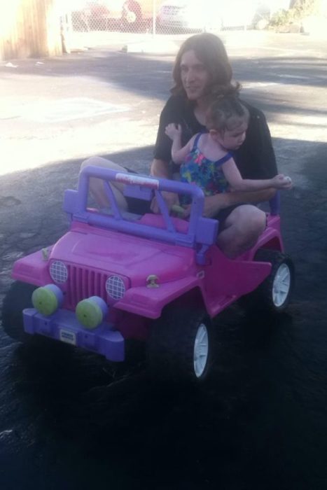 Papá dando un paseo en el carrito de su hija