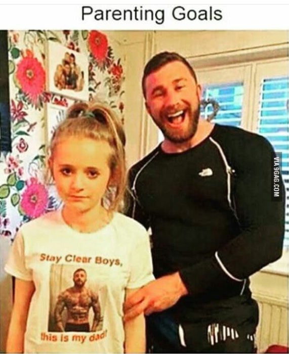 Chica con camiseta que tiene una foto de su papá musculoso