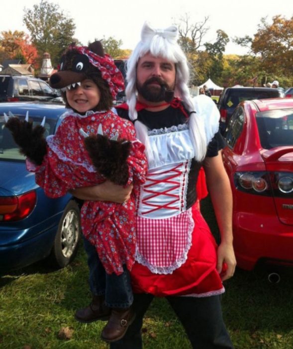 Papá vestido como caperucita roja