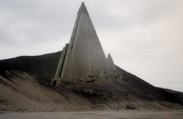 Gran edificio en medio de la nada