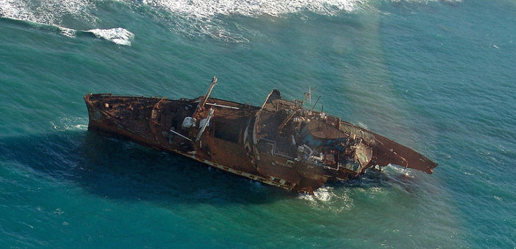 Barco perdido en el mar