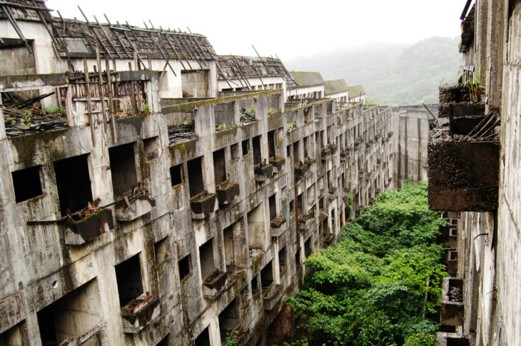 Isla con minera abandonada