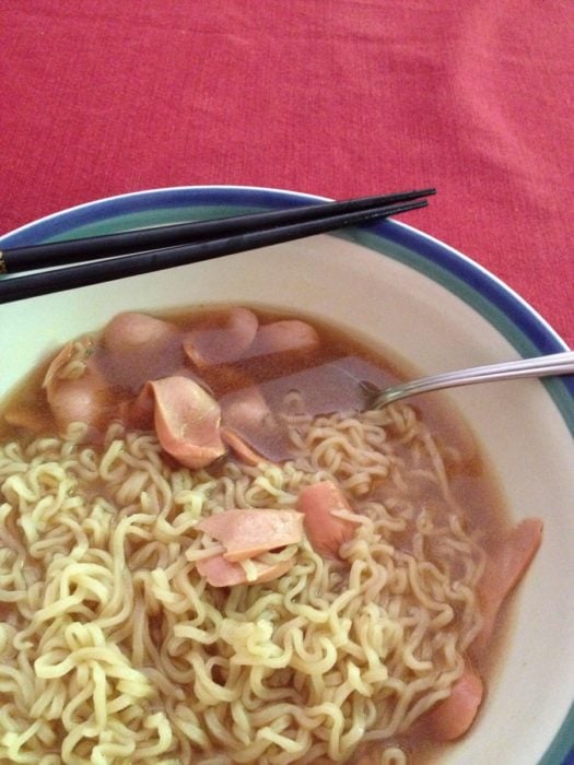 Plato de Maruchan y Salchichas