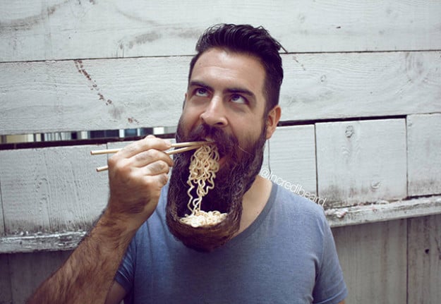 Hombre con sopa en barba como plato