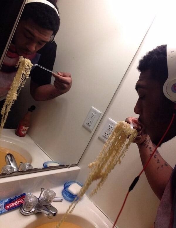 Hombre comiendo en lavabo