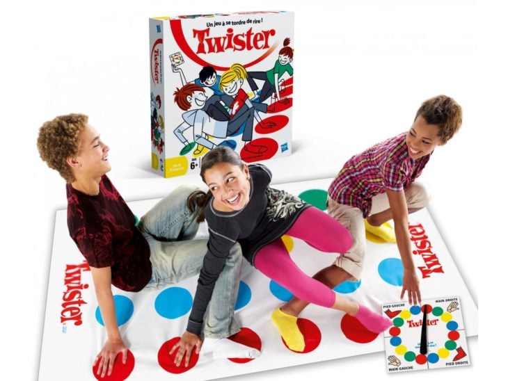 Niños jugando Twister 