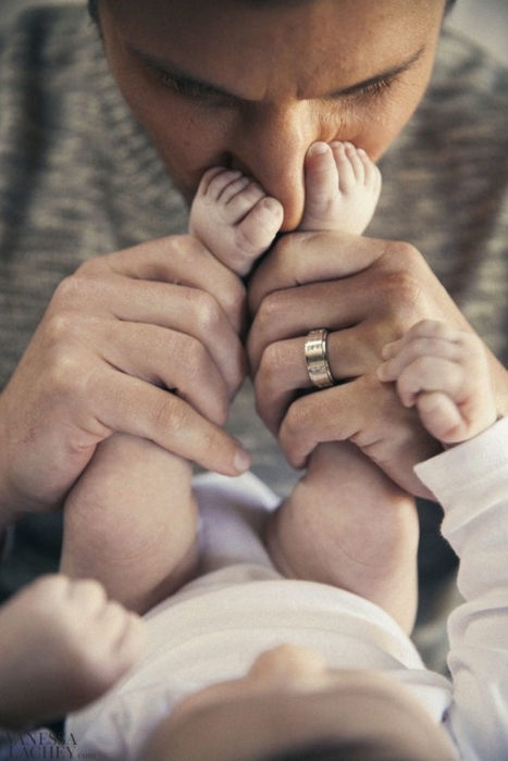 PAPÁ JUGANDO CON LOS PIES DE SU BEBÉ